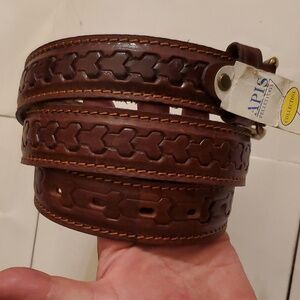 New with tags vintage 100% genuine Leather made in Italy mens brown belt size 35